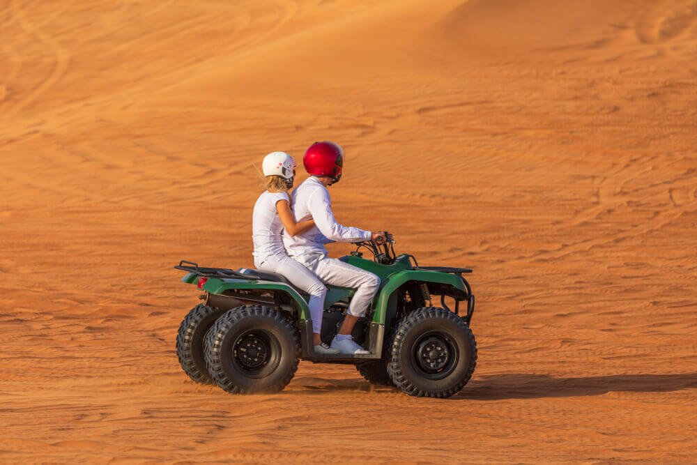 Couple louant un quad pour une excursion dans le désert marocain à Merzouga - View 3